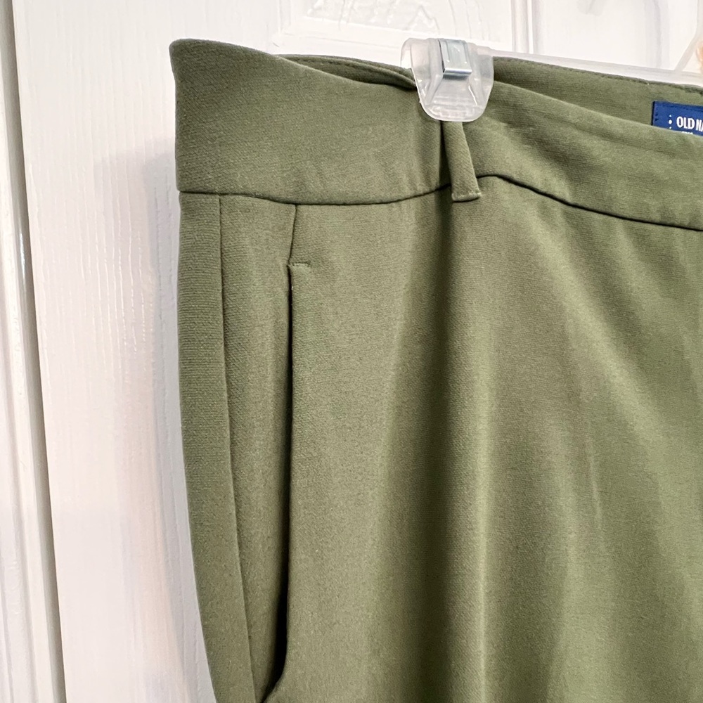 Plus Size Old Navy Size 18 Moss Green Haper Cropped Pants, Never Worn